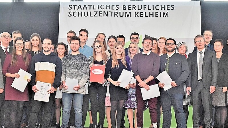 Die mit Preisen ausgezeichneten Schüler des Beruflichen Schulzentrums Kelheim mit Außenstelle Mainburg mit Schulleitern und Lehrkräften sowie ihren Gästen aus Politik und Wirtschaft.