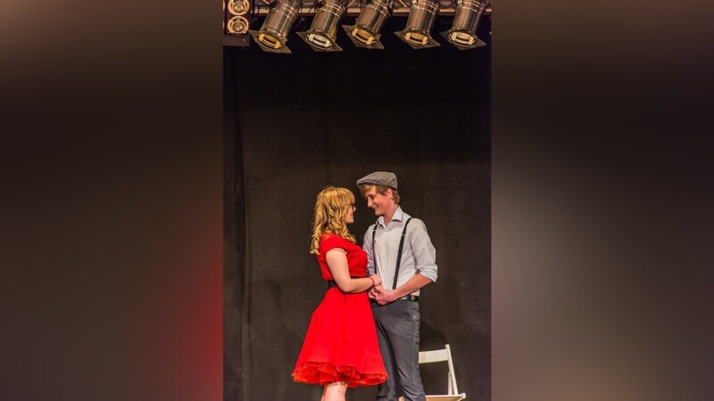 "Jugend im Rampenlicht" ist das Motto der Jugendkulturtage. Niko Patzak und Julia Moosburger haben im Vorjahr bei der Aufführung des Stücks "Der Sandmann" vom Oberstufentheater des Gymnasiums Landau mitgewirkt.