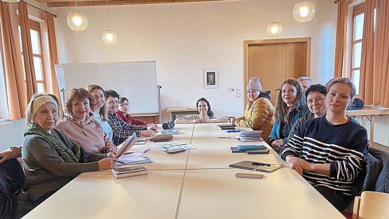 Julia Reif (Mitte) leitet die Sprachkurse im Pfarrheim der Evangelischen Friedenskirche, zu denen mittlerweile regelmäßig mehr als 20 ukrainische Teilnehmer kommen.