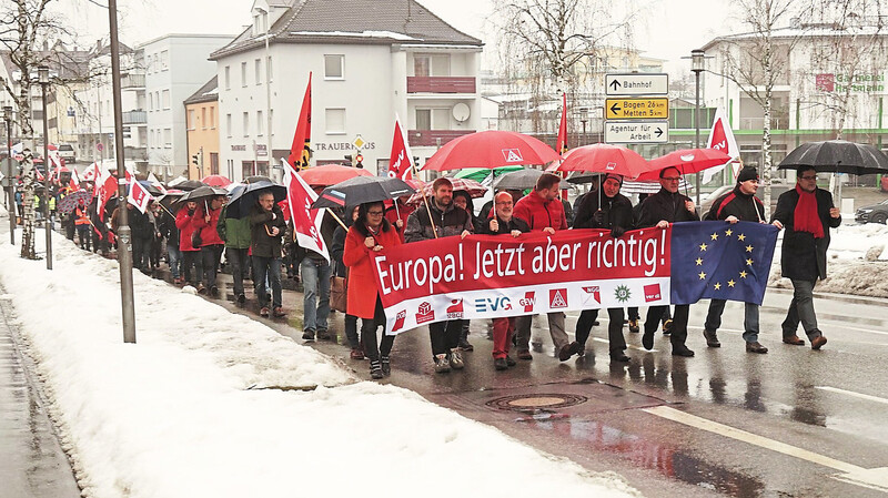 Trotzten Regen und Schnee, um sich für Arbeitnehmer einzusetzen: Gewerkschafter in Deggendorf.