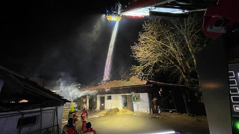 Schnell gelang es den Einsatzkräften der Feuerwehr, den Brand unter Kontrolle zu bringen und ein Übergreifen der Flammen auf andere Gebäude zu verhindern.