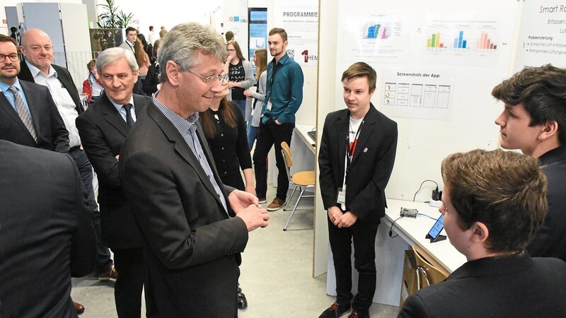 Kultusminister Michael Piazolo (Bildmitte) und Firmenchef Fritz Dräxlmaier (dahinter) zeigten sich beeindruckt von den Forschungsleistungen der Schüler.