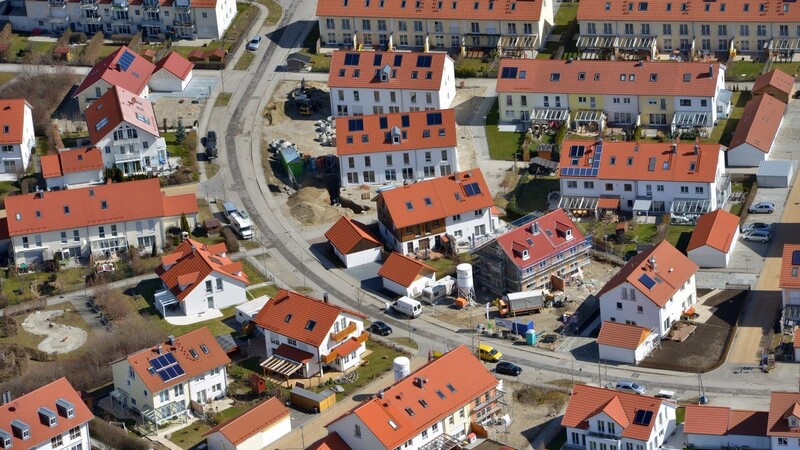 Die Nachfrage nach Häusern und Wohnungen in Bayern ist im vergangenen Jahr noch einmal spürbar angestiegen.