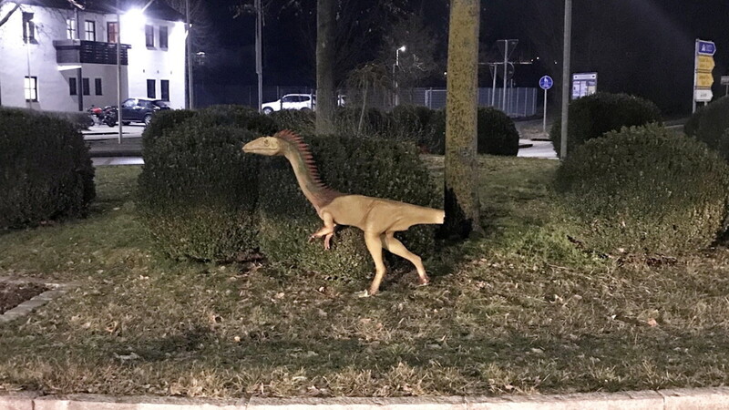 Das gestohlene Dinosaurier-Modell tauchte in einem Kreisverkehr bei Abensberg wieder auf - ohne Zehen und Schwanz.