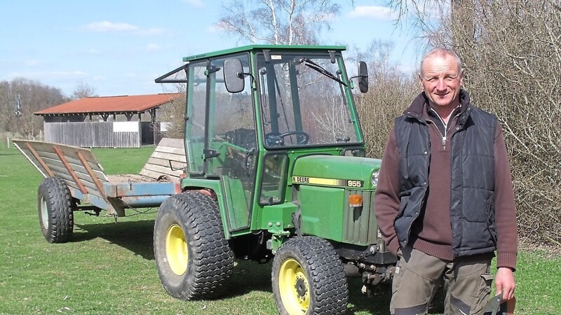 Greenkeeper Rudi Dechantsreiter. Er war Landwirt in Trauterfing und ist seit 20 Jahren Greenkeeper im Golfclub. Ein beachtlicher Teil der vom Golfclub gepachteten Grundstücke gehört ihm und er ist sehr darauf bedacht, dass die Grundstücke ökologisch und damit werterhaltend bewirtschaftet werden.