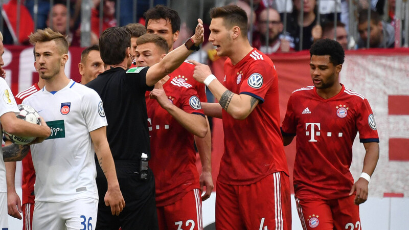 Niklas Süle sah gegen Heidenheim in der 15. Minute die Rote Karte.