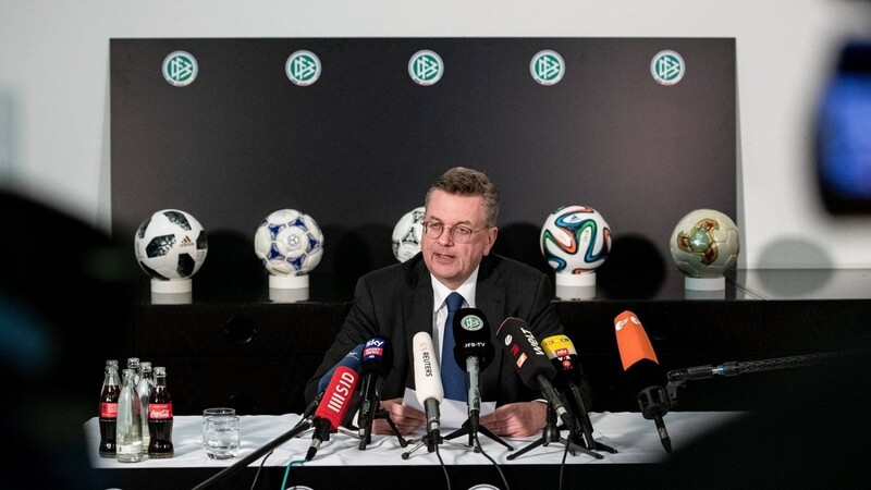 LETZTE AMTSHANDLUNG: Reinhard Grindel erklärt seinen Rücktritt als DFB-Präsident.