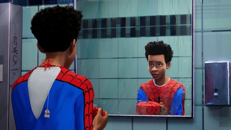 Das Preisschild hängt noch dran: Miles zieht sich das Spider-Man-Kostüm an, ist aber nur eine der vielen Versionen des Superhelden in diesem Film.