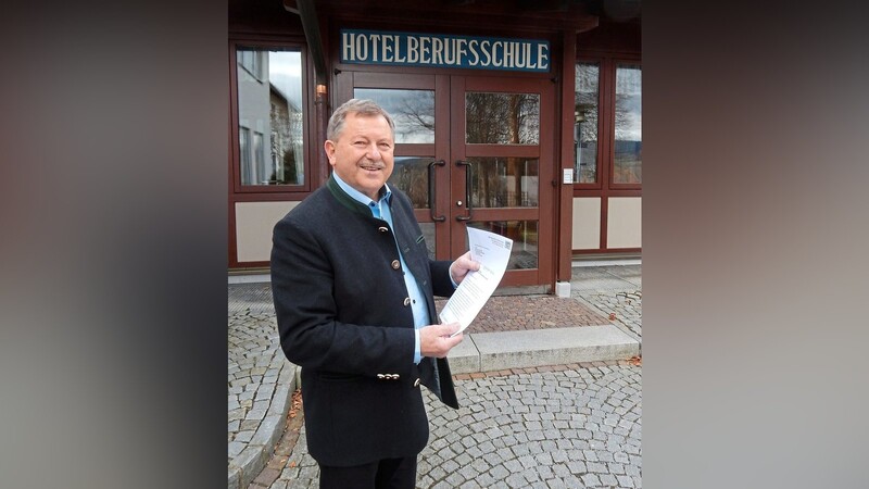 Heinrich Schmidt vor der Hotelberufsschule in Viechtach, für die er sich auch in Zukunft aktiv einsetzen will.
