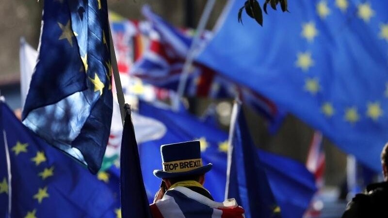 Pro-Eu-Demonstranten protestieren mit EU-Fahnen in der Nähe des britischen Parlaments gegen den Ausstieg Großbritanniens aus der Europäischen Union.