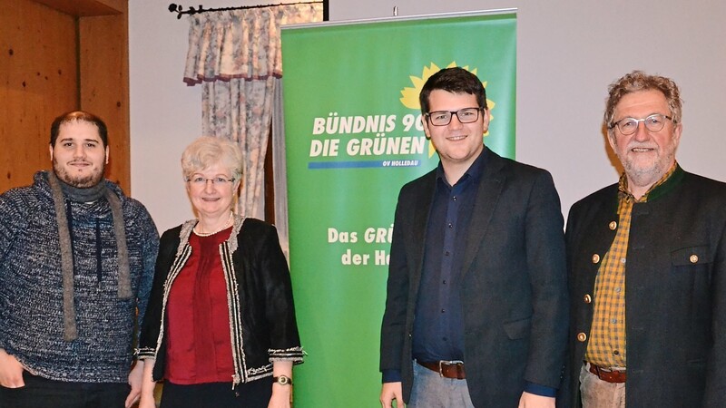 Barbara Prügl (2. v. l.) gab auf der Hauptversammlung der Grünen ihren Entschluss bekannt, im März 2020 für das Bürgermeisteramt in Au zu kandidieren. Kreissprecher Alexander Götz, MdL Johannes Becher und Ortsvorsitzender Johannes Prügl (v. l.) sagten ihre Unterstützung zu.