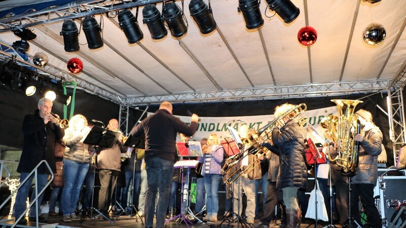 Die Posaunen- und Blechbläser unter der Leitung von Frank Möwes gaben auf der Christkindlmarkt-Bühne einige Kostenproben ihres Könnens.