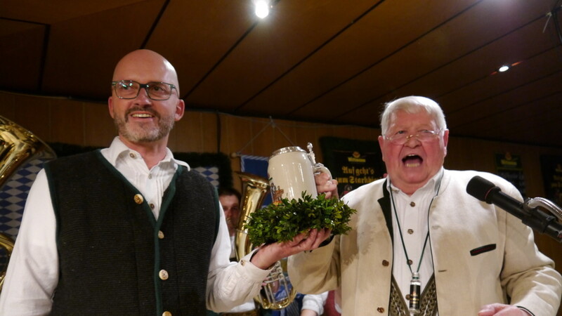Der im August verstorbene Hockerberg-Chef Heini Herrmann mit Bürgermeister Andy Strauß.