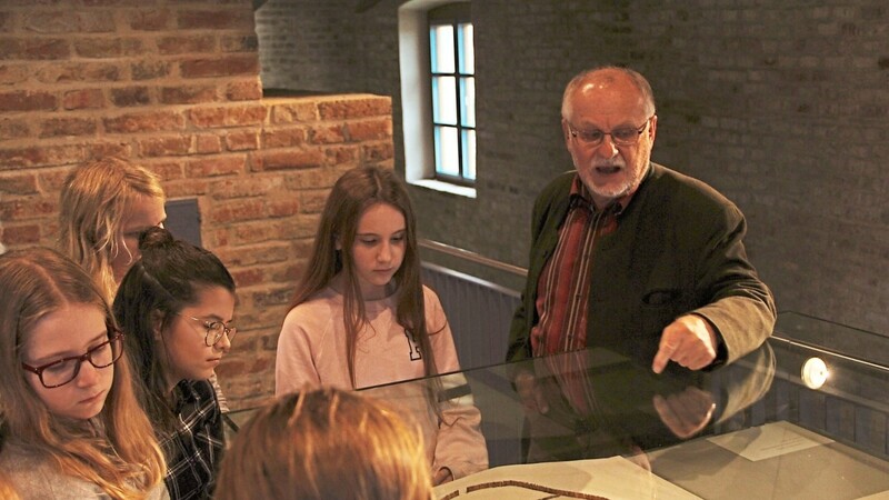 Georg Haas informierte Schülerinnen über die steinzeitliche Wohnweise.