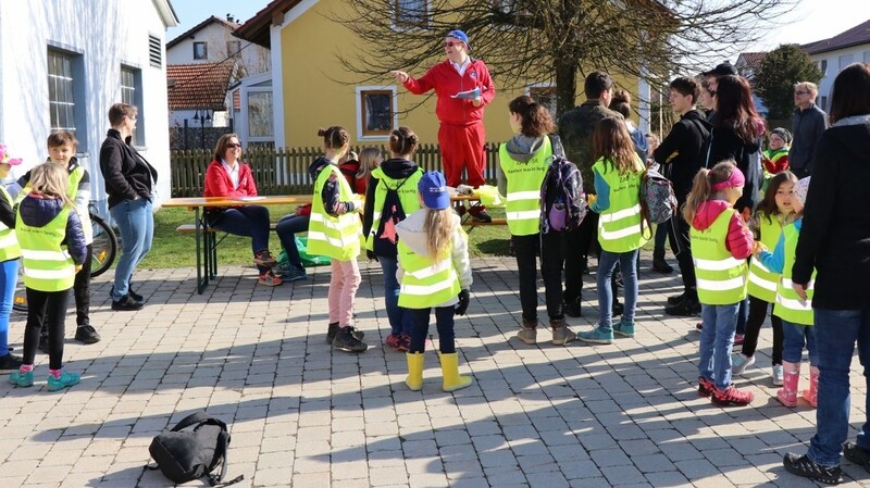 Andreas Habicht (Mitte in Rot) kümmert sich bei der Wasserwacht Waltendorf um die Aktion "Sauber macht lustig", teilt die Kinder und Jugendlichen am Veranstaltungstag in Gruppen ein und hilft auch selbst beim Müllsammeln mit.