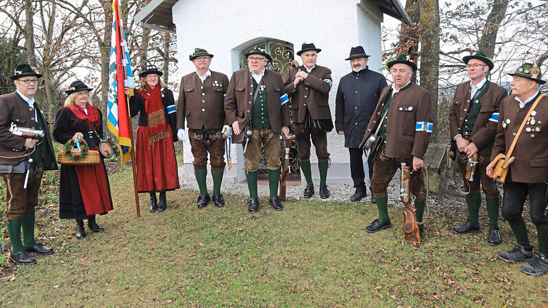 Die Mitglieder der Sempter Böllerschützen mit Echings Bürgermeister Andreas Held an der Esterlkapelle in Berghofen.