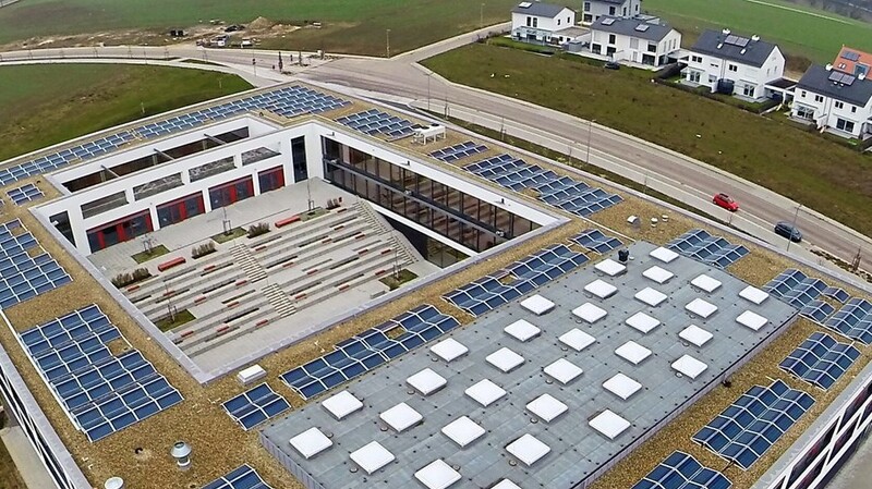 Die PV-Anlage auf dem Gymnasium Lappersdorf ist nur ein Beispiel für die Bemühungen des Landkreises, die Energiewende umzusetzen.