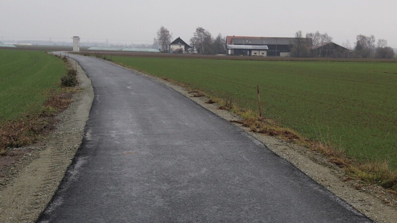 Noch vor wenigen Wochen war hier ein holpriger Feldweg. Jetzt können Radfahrer aus Feldkirchen und Mitterharthausen auf diesem asphaltierten Radweg abseits des Autoverkehrs über Harthof nach Alburg gelangen.