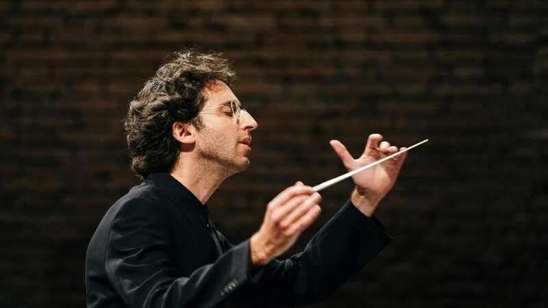Der Dirigent Daniel Grossmann.