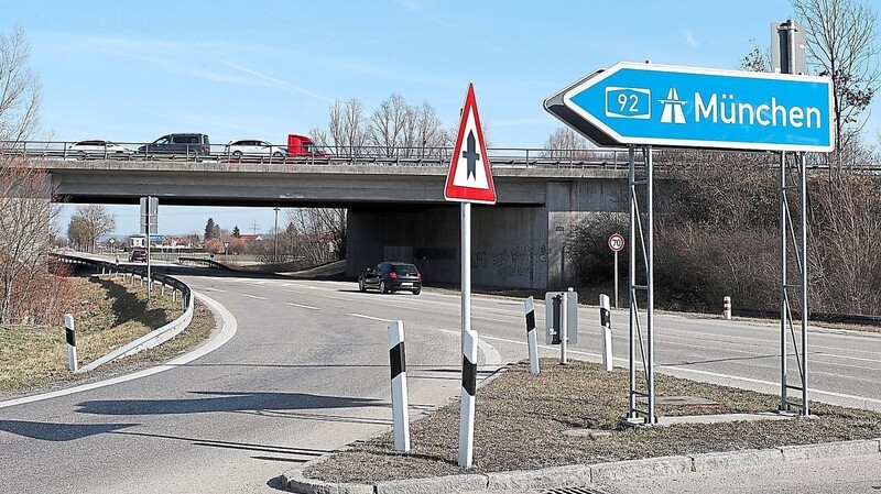 Hier geht's zur Autobahn: Die gute Verkehrsanbindung der Stadt hat nicht nur Vorteile. Die Nachteile machen sich unter anderem in der Münchnerau bemerkbar.