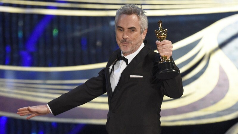 Hollywoods Mexikaner sind die Besten! Alfonso Cuarón mit drei Goldjungen, die sein Film "Roma" bekommen hat, der sozialkritisch auf die Lebensbedingungen einer Hausangestellten blickt