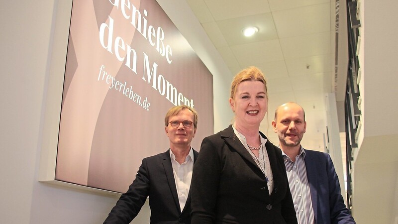 Sind im neuen Haus in Bad Kötzting angekommen: Unternehmerin Caroline Frey, Unternehmensleiter Helmut Hagner und Modehausleiter Lothar Rödel (rechts).