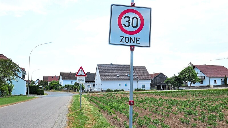 In der Mötzinger Ortsdurchfahrt gilt wegen des erhöhten Verkehrsaufkommens durch den Ausbau der Kreisstraße R 8 eine Zone 30.