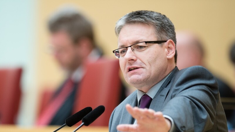 CSU-Haushaltspolitiker Josef Zellmeier verteidigt die Pläne.