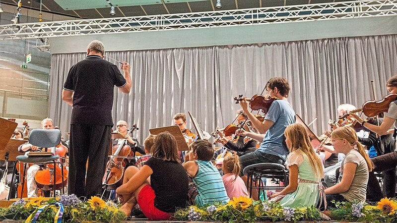 Dirigent Juri Gilbo und die Philharmonia Frankfurt freuen sich auf die jungen Konzertbesucher.