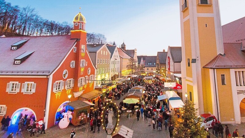 Zwischen Rathaus und Stadtpfarrkirche findet auch in diesem Jahr der Mainburger Christkindlmarkt statt.