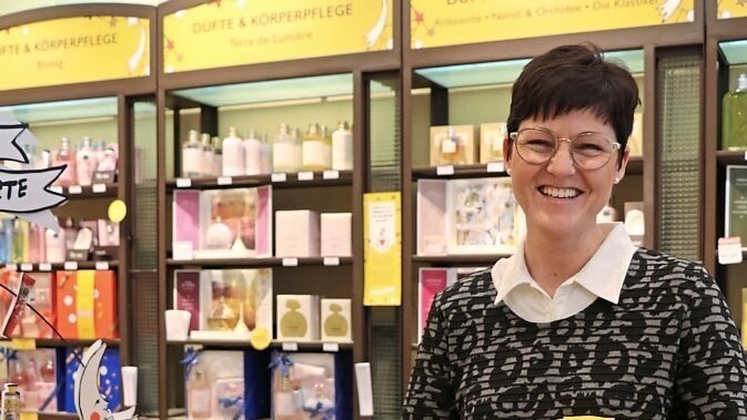 Die gelernte Kosmetikerin Petra Schweiger weiß, welches Produkt zu einem Kunden passt.