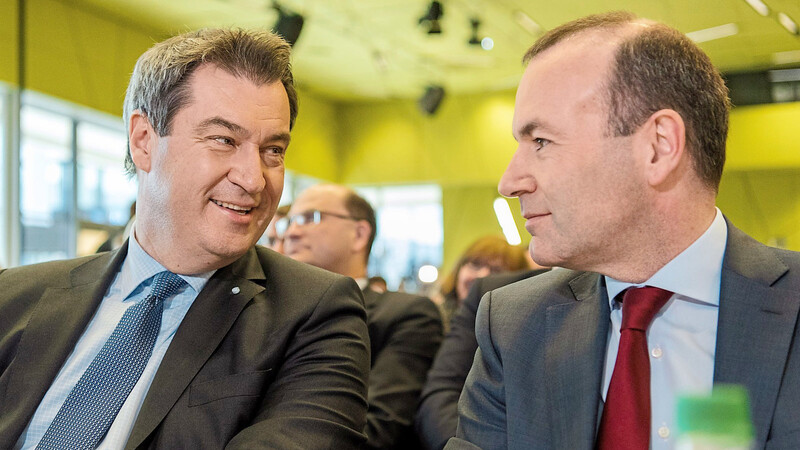 Markus Söder (l.) und Manfred Weber präsentieren die CSU als proeuropäische Kraft.