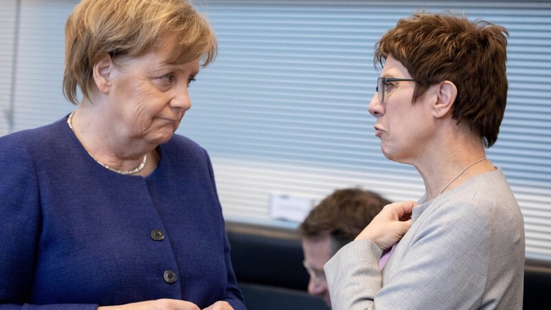 In der SPD gibt es Vorbehalte gegen CDU-Chefin Annegret Kramp-Karrenbauer (r.) als mögliche Nachfolgerin von Kanzlerin Angela Merkel.
