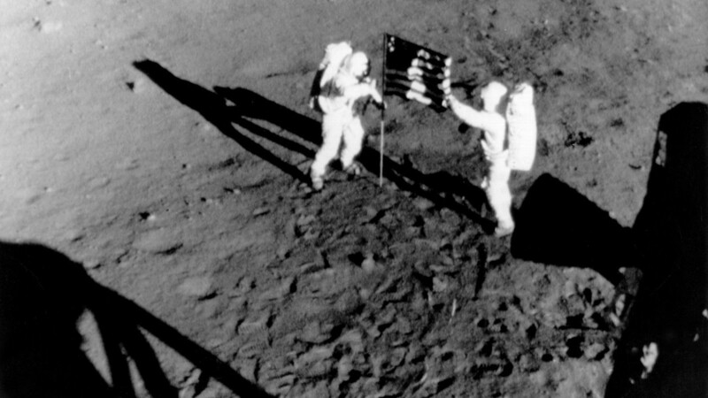 Die amerikanischen Astronauten Edwin Aldrin und Neil Armstrong HISSEN am 20. Juli 1969 die amerikanische Flagge auf dem Mond.