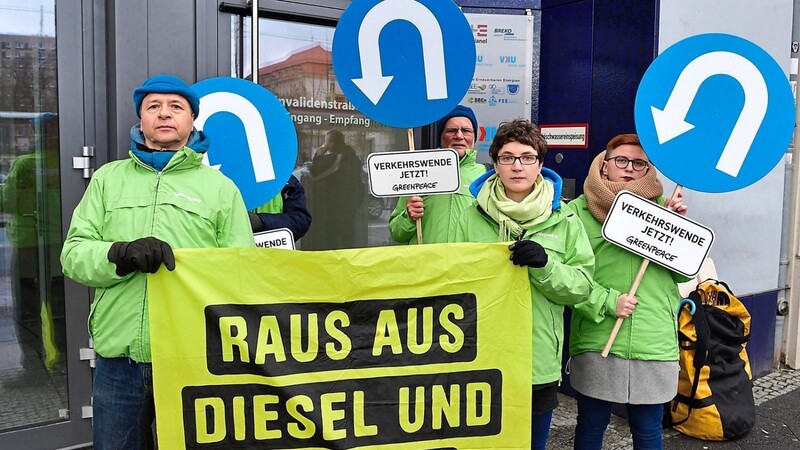 Greenpeace-Demonstranten fordern von den Mitgliedern der Arbeitsgruppe Klimaschutz eine Verkehrswende.
