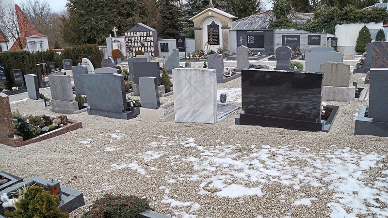 Die Lücken zwischen den Gräbern werden auch auf dem Städtischen Friedhof "Heilig Kreuz" immer größer. Links im Hintergrund an der Friedhofsmauer befindet sich eine der vielen Urnenwände.