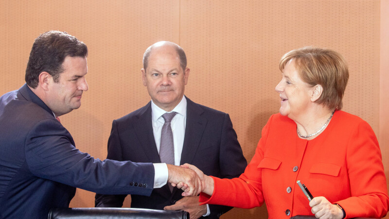 Arbeitsminister Hubertus Heil (l.) stößt mit seinen Plänen für eine Grundrente auf Widerstand bei Finanzminister Olaf Scholz und Kanzlerin Angela Merkel.