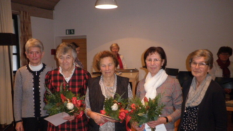 Für 40 Jahre Mitgliedschaft bekamen die Frauen neben der goldenen Ehrennadel auch einen Blumenstrauß.