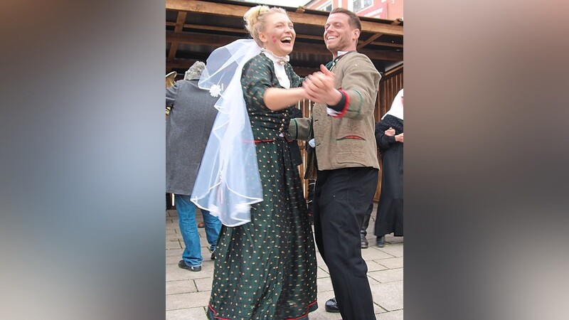Das Brautpaar tanzte einen Walzer auf dem Marktplatz.