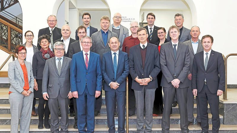 Die Vertreterinnen und Vertreter der zwölf Gründungsmitglieder des MINT-Labs Regensburg e.V.