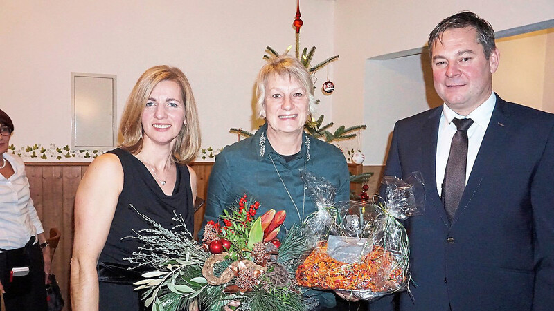 Die Vorsitzenden Elisabeth Mieslinger (l.) und Robert Hummel (r.) mit Trainerin Gudrun Diermeier.