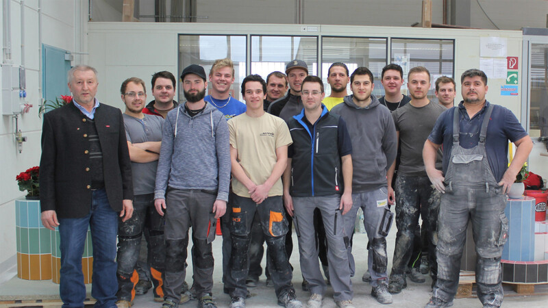 14 Fliesenleger absolvierten die praktische Meisterprüfung im Bildungszentrum der Handwerkskammer. Kursleiter Andreas Freundorfer (links) ist begeistert von den Leistungen der Absolventen.