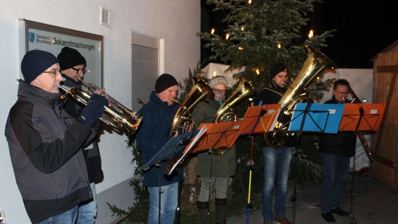 Die Bruckberger Dorfschmidmusikanten belebten das adventliche Ambiente.