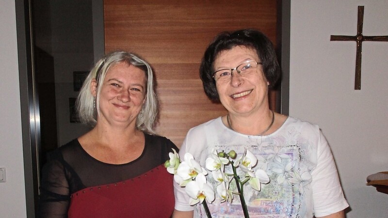 Rosmarie Obermeier (r.) überreichte Yoga Kursleiterin Veronika Lobmeier zum Dank eine Orchidee.