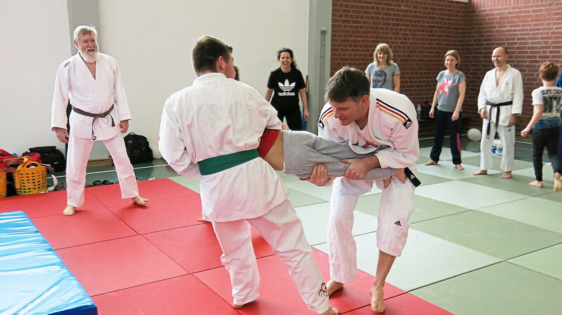 Judoka Dennis Buttler (vorne) rechts hielt ein Seminar ab.
