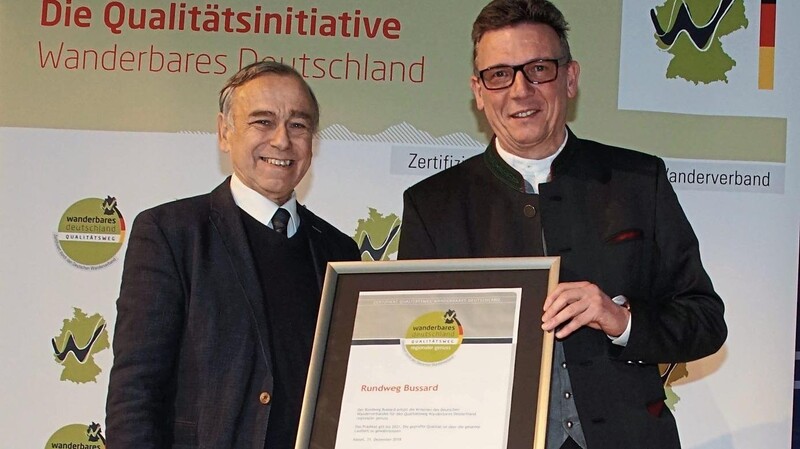 Dr. Hans-Ulrich Rauchfuß, Präsident des Deutschen Wanderverbandes (li.), überreichte Bürgermeister Georg Bauer das Zertifikat für den Rundweg "Bussard".