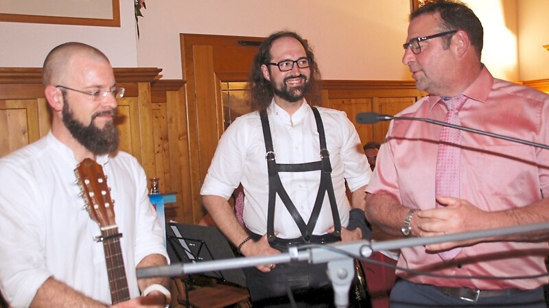 CSU-Ortsvorsitzender Ludwig Strahl (rechts) bedankte sich bei Markus Niemeier und Jockl Schwarz, alias "da wampert Zodert und da boartert Plattert".