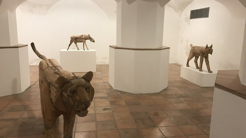 Besseltes Holz: Tiger, Elch und Luchs von Franz Weickmann in der Großen Rathausgalerie in Landshut