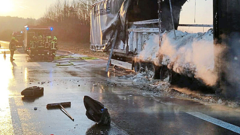 Feuerwehrleute aus Steinach, Parkstetten und Bogen waren alarmiert worden, um den brennenden Auflieger auf der Autobahn zu löschen.