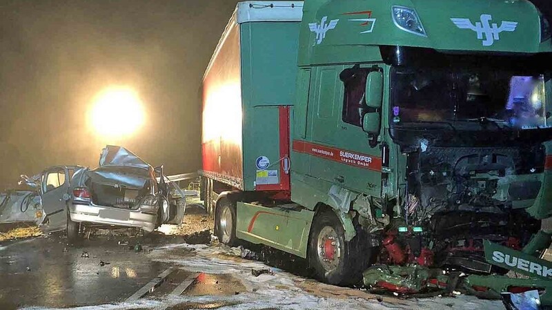 Auf der B20 bei Aiterhofen hat sich am Donnerstagabend ein tragischer Unfall ereignet.